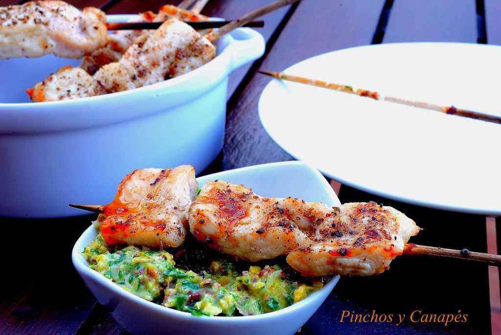 BROCHETAS DE POLLO CON PESTO DE PISTACHOS