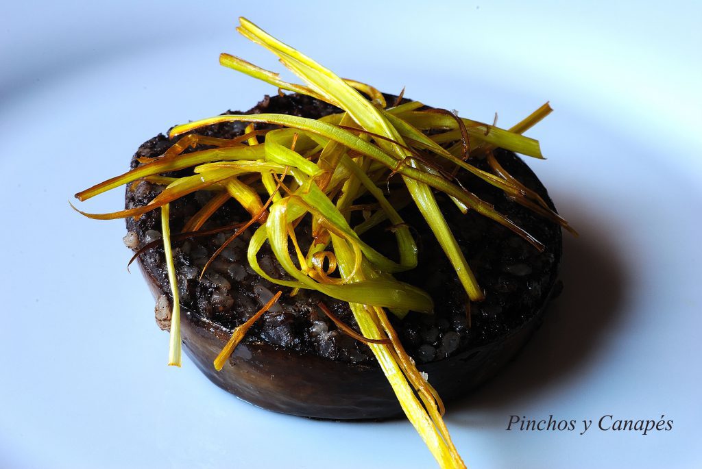 CANAPÉS DE MORCILLA DE BURGOS CON CEBOLLA CARAMELIZADA Y PINCHOS DE LO